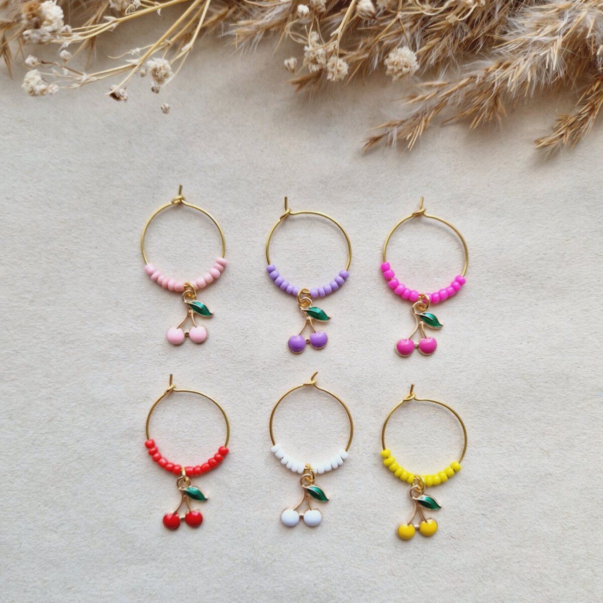 Wijnglasringen met kersjes in het goud